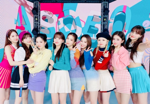 Niziu(ニジュー)マコ私服や衣装でいつもズボンなのはなぜ？怪我してる説も？